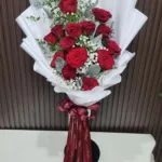 ช่อดอกกุหลาบแดง14ดอกห่อสีขาว