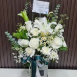 แจกันดอกไม้สดสีขาว