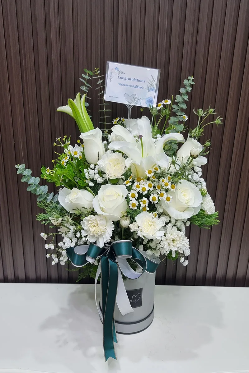 แจกันดอกไม้สดสีขาว