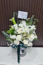 แจกันดอกไม้สดสีขาว