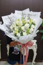 ช่อดอกไม้สดสีขาว