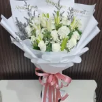 ช่อดอกไม้สดสีขาว