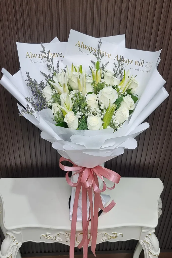 ช่อดอกไม้สดสีขาว