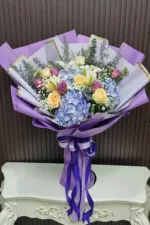 ช่อดอกไม้สดสีม่วง