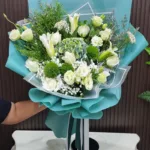 ช่อดอกไม้สีขาวเขียว