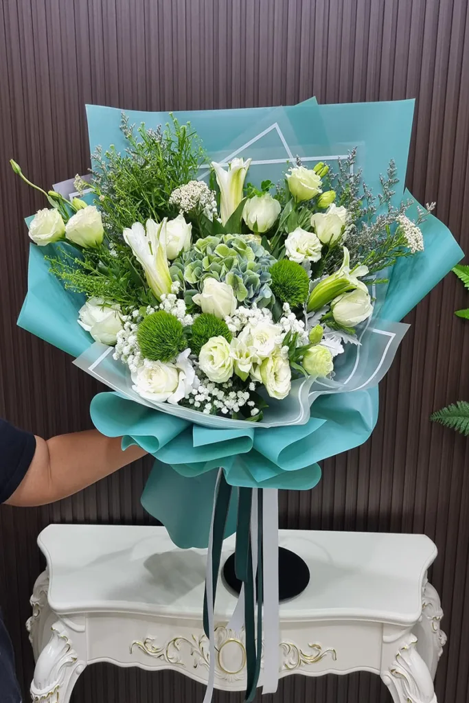 ช่อดอกไม้สีขาวเขียว