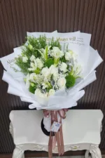 ช่อดอกไม้สดสีขาว