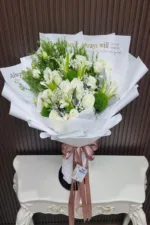 ช่อดอกไม้สีขาวเขียว