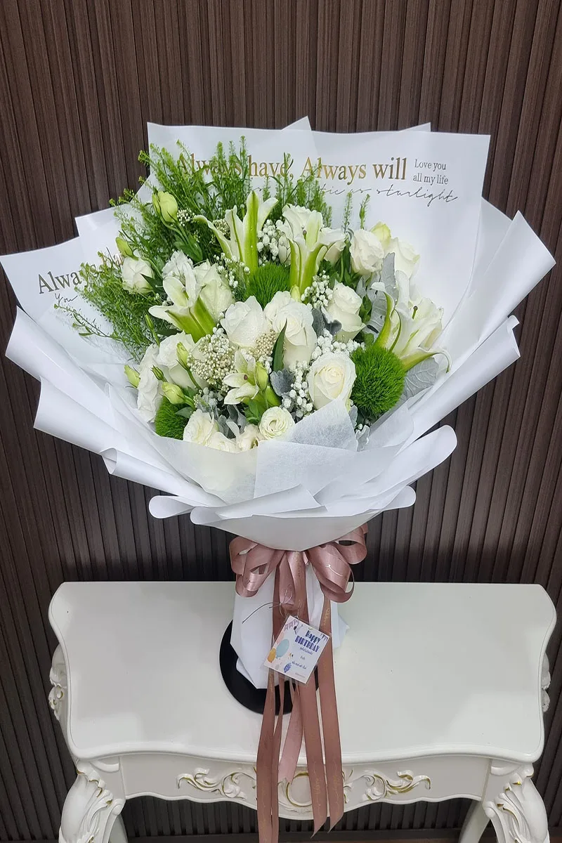 ช่อดอกไม้สีขาวเขียว