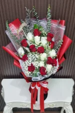 ช่อดอกกุหลาบขาวแดง