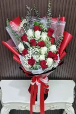 ช่อดอกกุหลาบสีขาวแดง