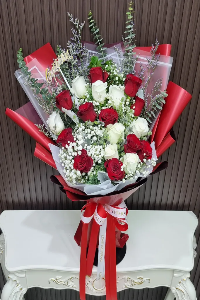 ช่อดอกกุหลาบสีขาวแดง