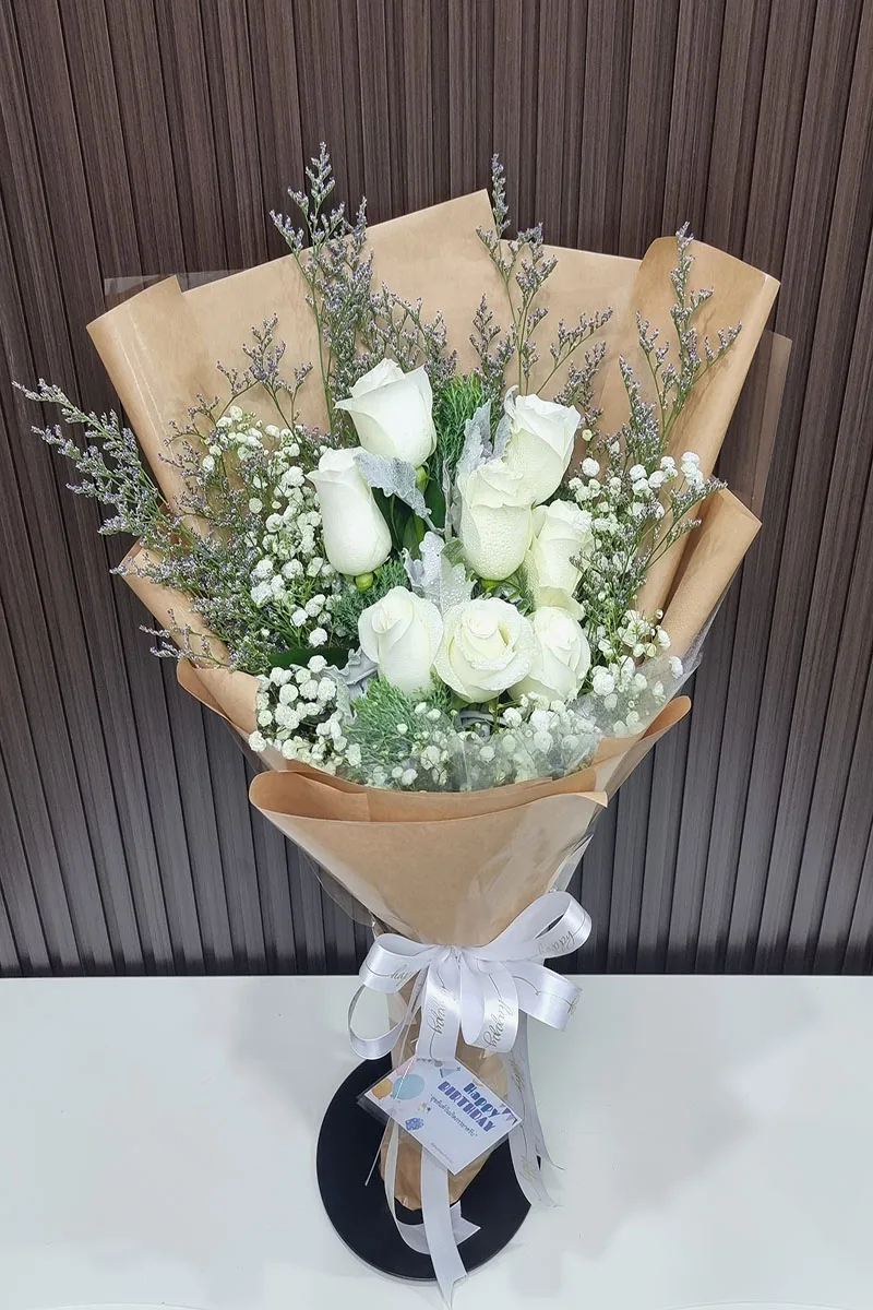 ช่อดอกกุหลาบขาวห่อสีน้ำตาล