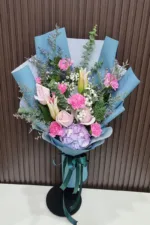 ช่อดอกไม้สดสีชมพูห่อสีเขียว