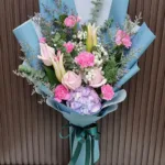 ช่อดอกไม้สีชมพูห่อสีเขียว