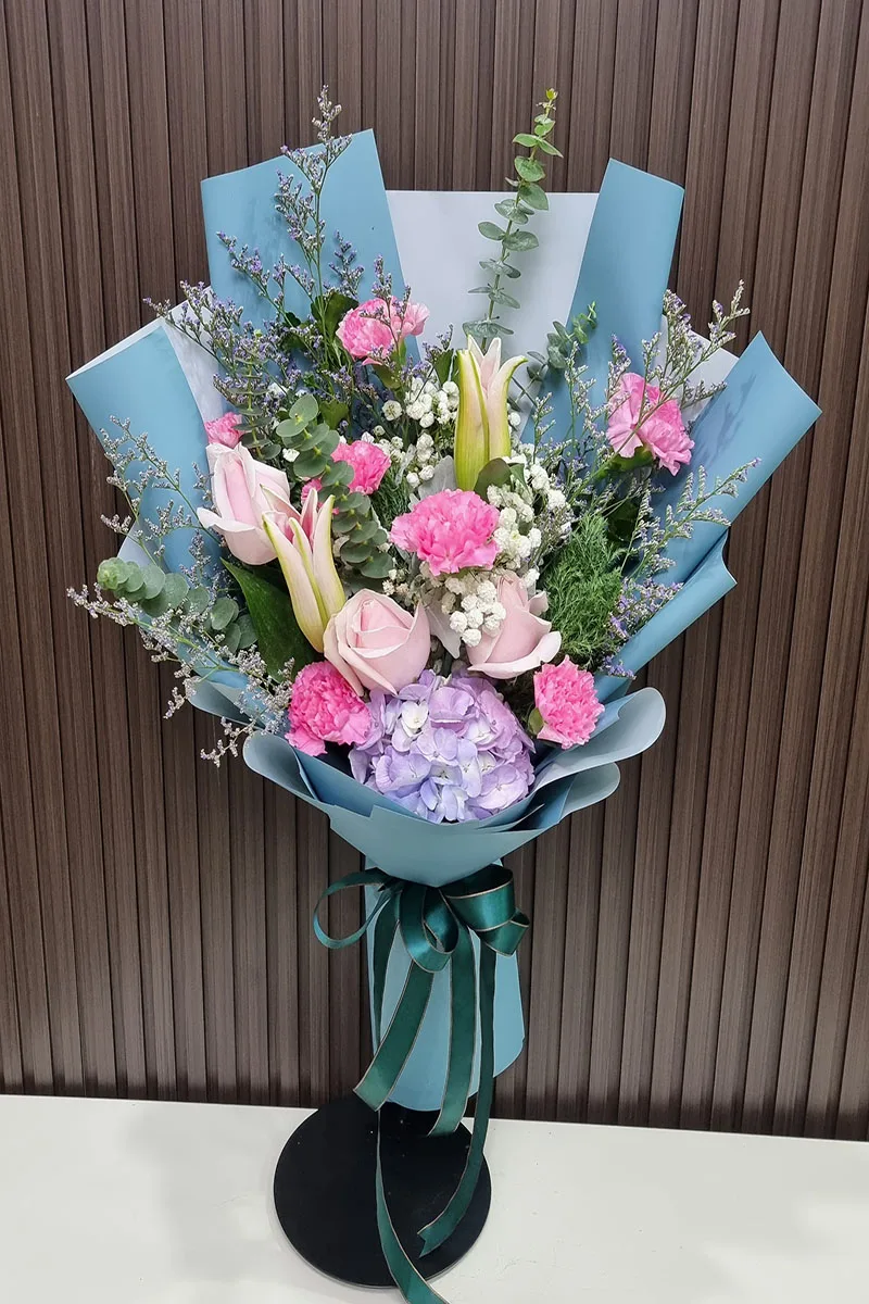 ช่อดอกไม้สดสีชมพูห่อสีเขียว ช่อดอกไม้สีชมพูห่อสีเขียว