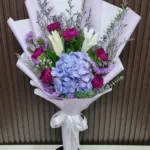 ช่อดอกไม้สดสีม่วง