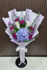 ช่อดอกไม้สดสีม่วง