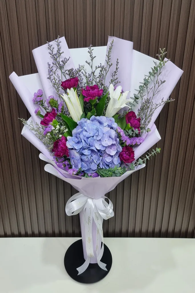 ช่อดอกไม้สดสีม่วง