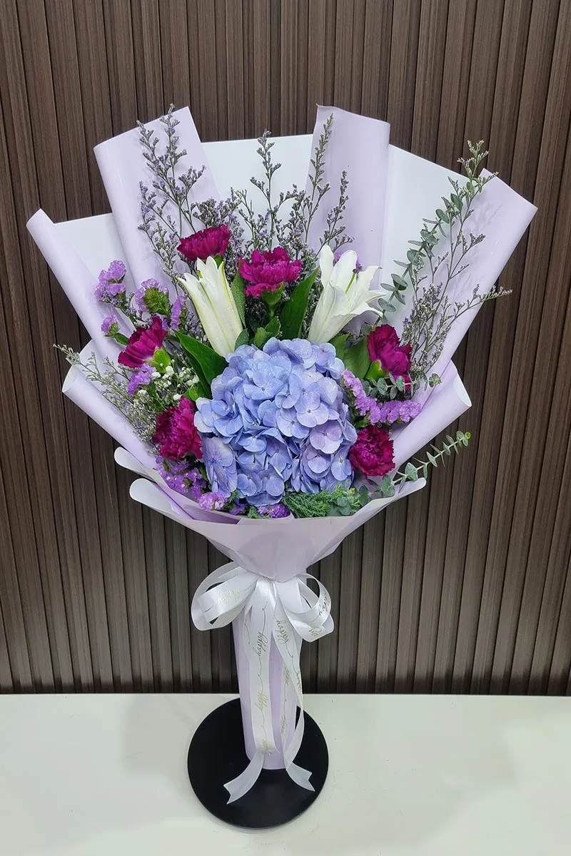 ช่อดอกไม้สดสีม่วง