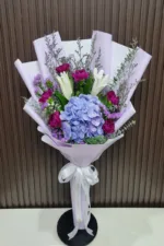 ช่อดอกไม้สดสีม่วง