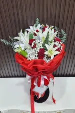 ช่อดอกไม้สดสีขาวแดง