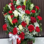 กระเช้าดอกไม้สดสีแดง