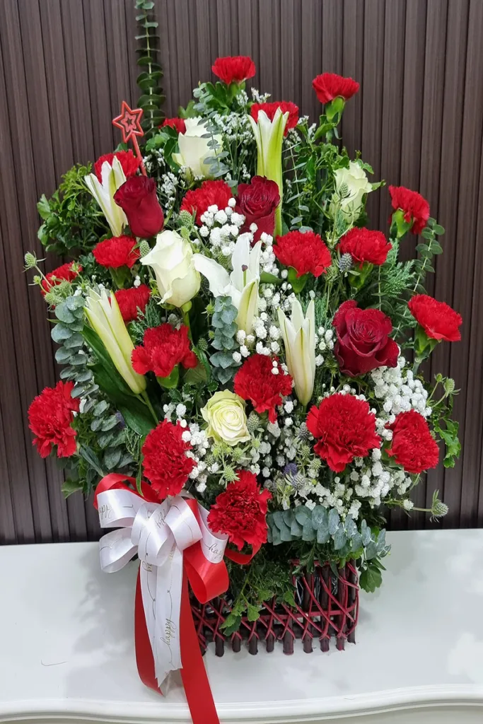 กระเช้าดอกไม้สดสีแดง