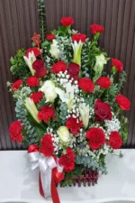 กระเช้าดอกไม้สดสีแดง