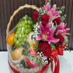 กระเช้าผลไม้ดอกไม้สดสีแดง