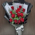 ช่อดอกกุหลาบแดงห่อสีดำ