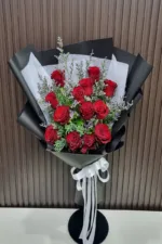 ช่อดอกกุหลาบแดงห่อสีดำ