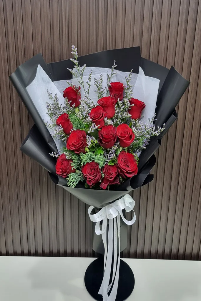ช่อดอกกุหลาบแดงห่อสีดำ