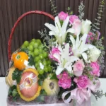 กระเช้าผลไม้ดอกไม้สด