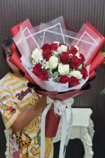 ช่อดอกกุหลาบคละสีขาวแดง