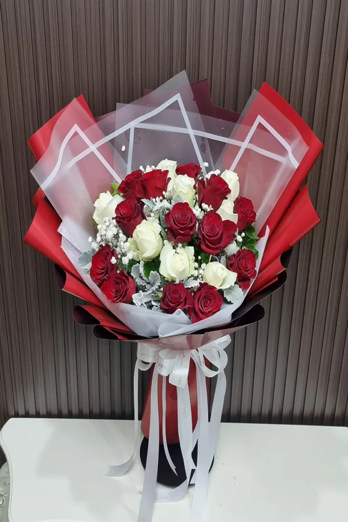 ช่อดอกกุหลาบคละสีขาวแดง20ดอก