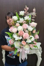 แจกันดอกไม้ประดิษฐ์สีชมพู