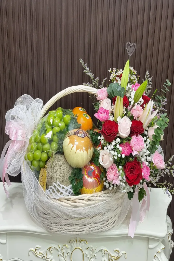 กระเช้าผลไม้ดอกไม้สด