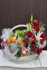 กระเช้าผลไม้ดอกไม้สดสีแดง