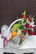 กระเช้าผลไม้ดอกไม้สดสีแดง