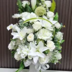 แจกันดอกไม้ประดิษฐ์สีขาว