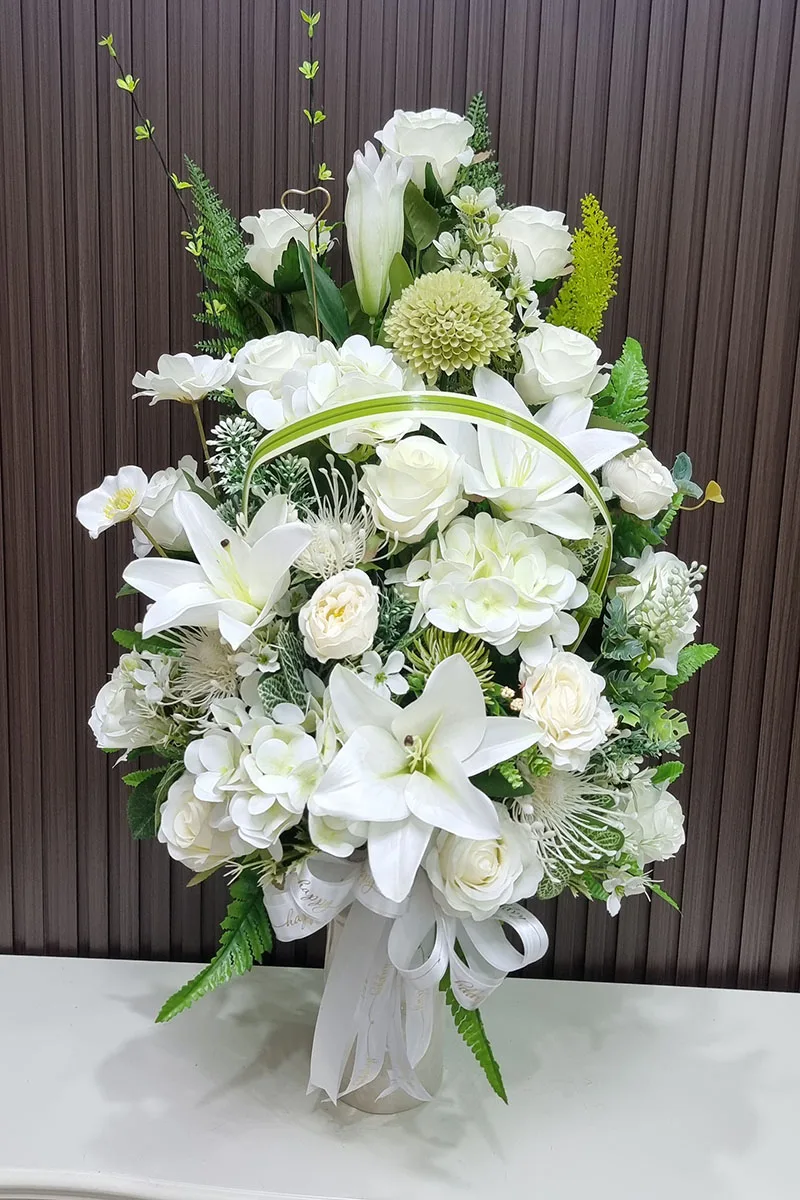 แจกันดอกไม้ประดิษฐ์สีขาว