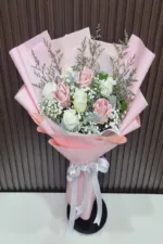 ช่อแบงค์พับกับดอกกุหลาบขาว