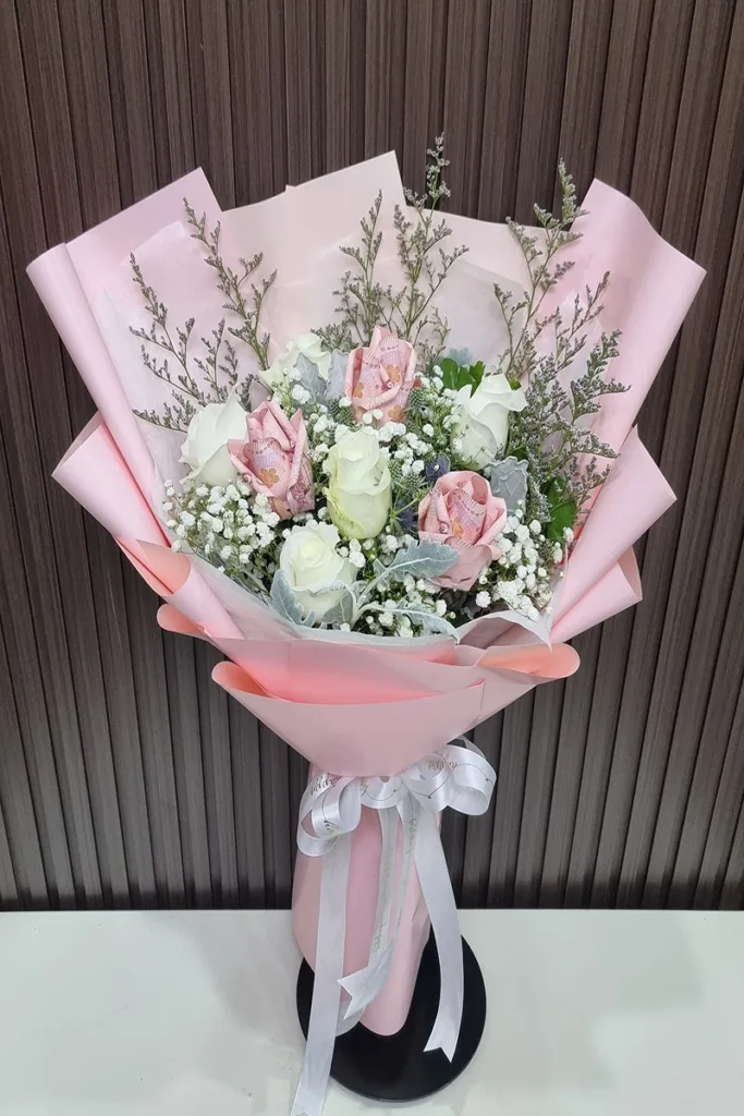 ช่อแบงค์พับดอกผสมดอกกุหลาบขาว