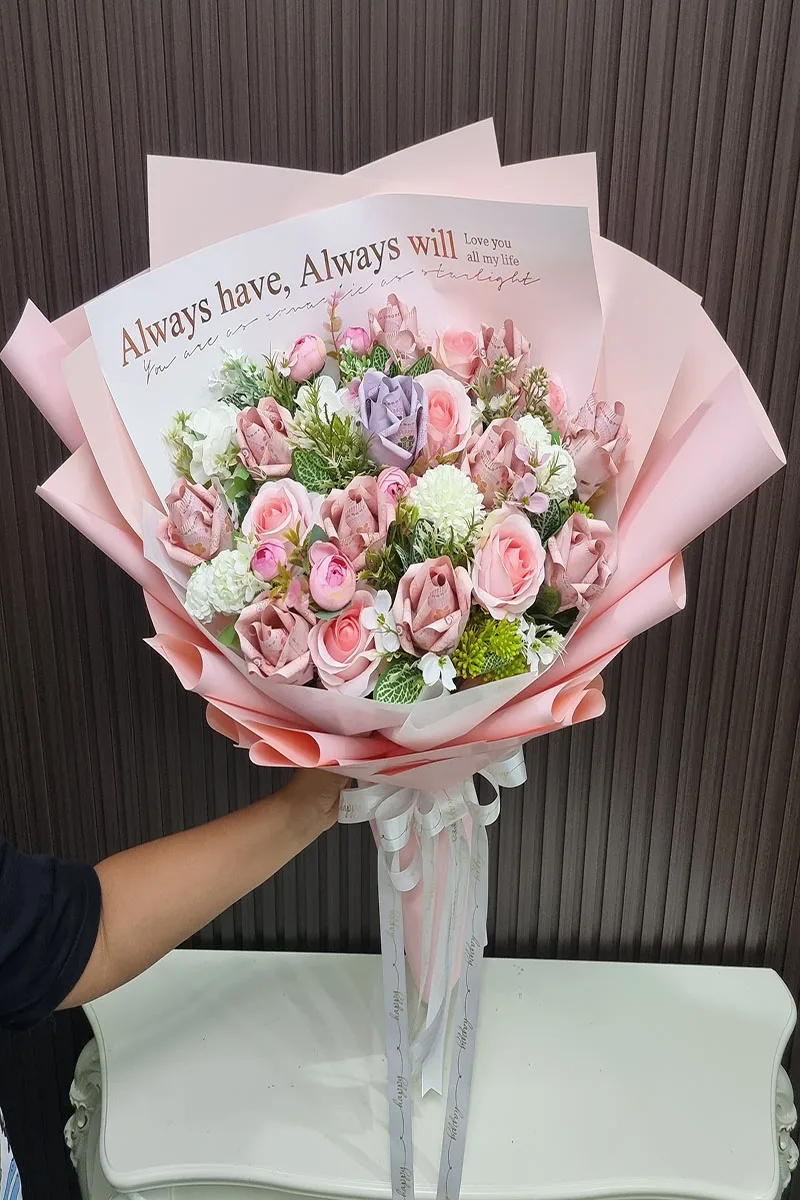 ช่อแบงค์พับดอกกุหลาบช่อสีชมพู ช่อแบงค์พับช่อรับปริญญา