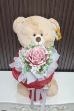 ช่อแบงค์พับกับตุ๊กตาหมีใหญ่