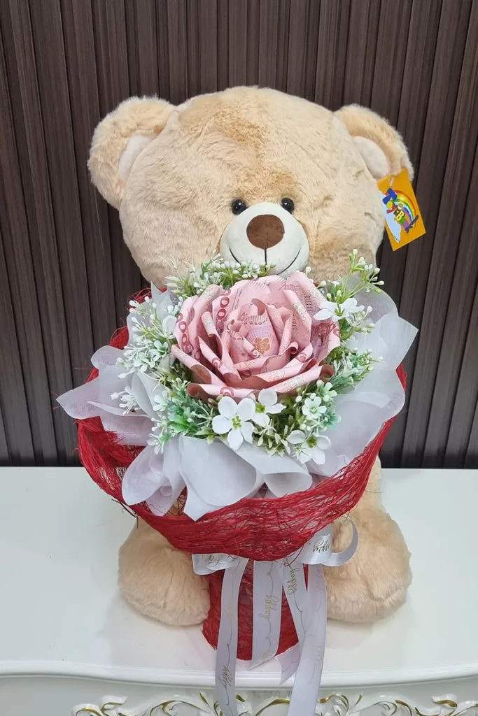 ช่อแบงค์ร้อยพับกับตุ๊กตาหมีตัวใหญ่