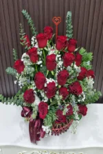 กระเช้าดอกกุหลาบสีแดง