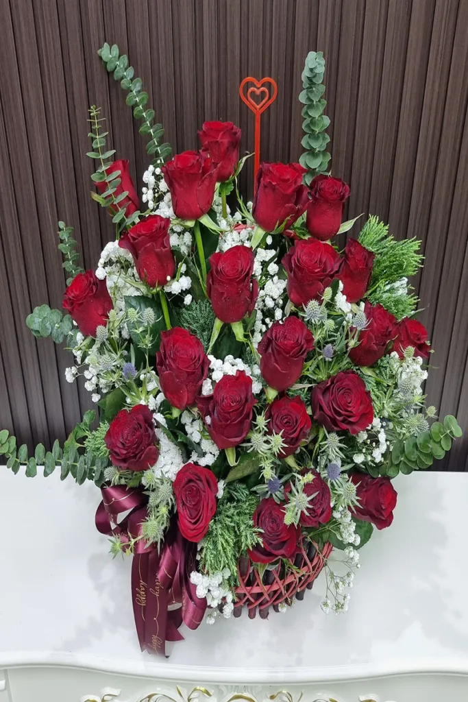 กระเช้าดอกกุหลาบสีแดง