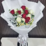 ช่อดอกกุหลาบรวมสีขาวแดง